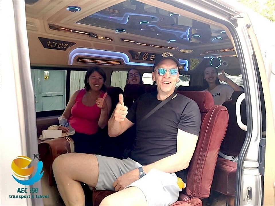 บริการเหมารถตู้ VIP 3 แถว 4 แถว ทำทัวร์ท่องเที่ยวทั่วไทย