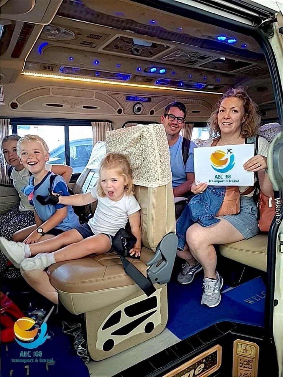 ทีมงาน AEC 168 Transport & Travel ดูแลเอาใจใส่ลูกค้าเป็นอย่างดีถึงที่หมายด้วยความปลอดภัย